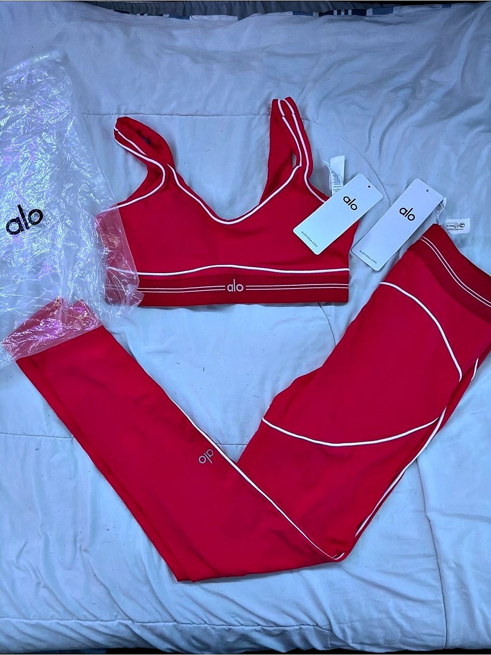 Alo Yoga Airbrush Heart Throb Set (Bra & High-Waist Legging) Red & White Medium
